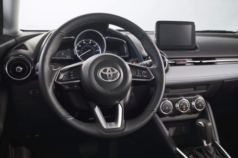 Интерьер Toyota Yaris XLE Hatchback 2019 года  (NA) (фото 35 из 40)